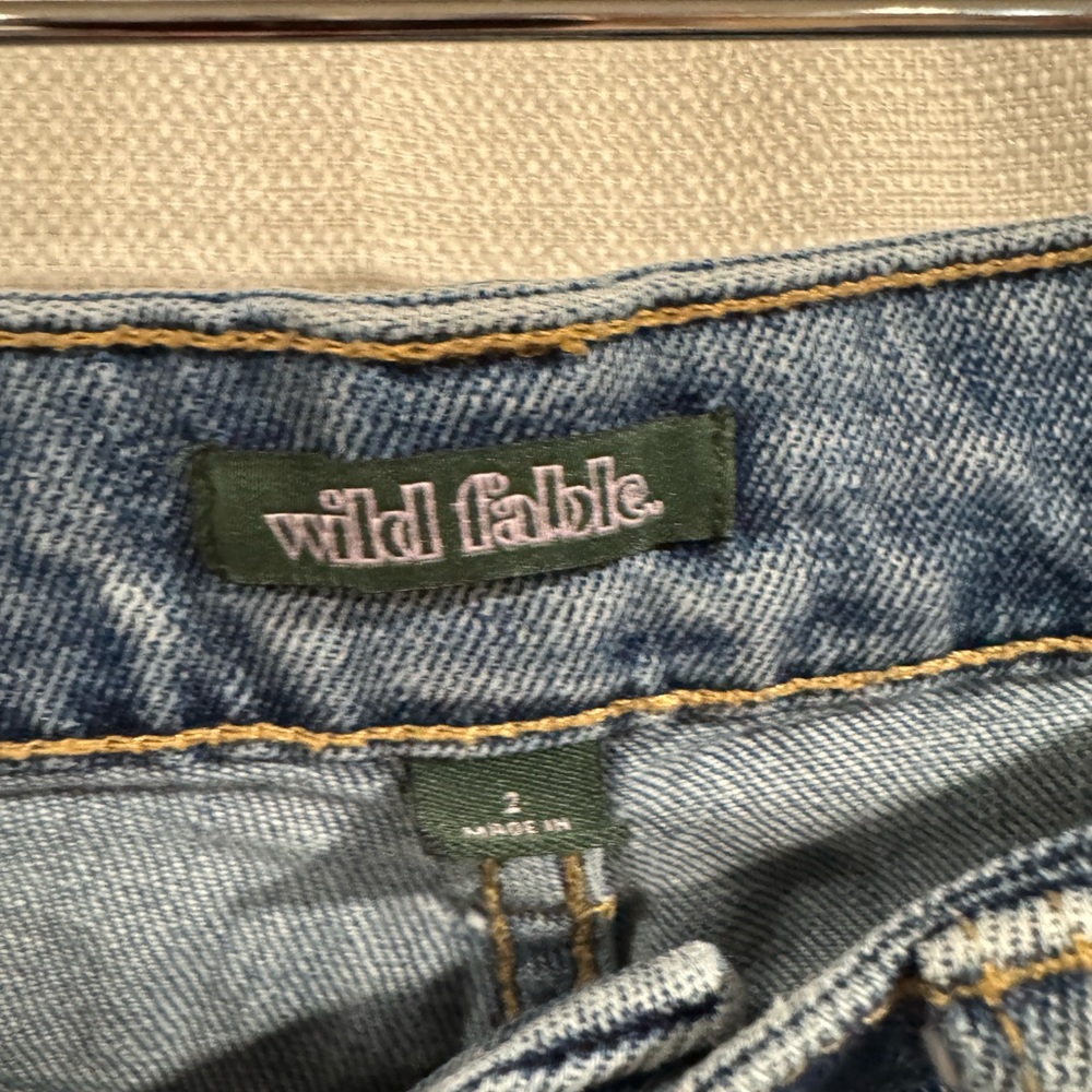 Wild Fable Highest Rise Mom Jeans Medium Wash Distressed Knee Size 2 Womens - Picture 3 of 5